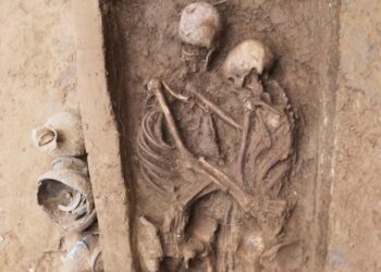 Descubrieron en una tumba del año 500 a una pareja de amantes abrazados