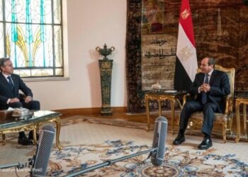 Blinken y presidente de Egipto se reúnen en medio de esfuerzos por contener escalada de conflicto Israel-Hamás (Video)