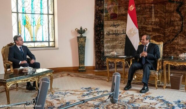 Blinken y presidente de Egipto se reúnen en medio de esfuerzos por contener escalada de conflicto Israel-Hamás (Video)