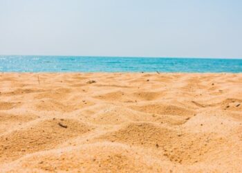 Una influencer vende arena “purificada” a 150 dólares: cómo es y qué trae (VIDEO)