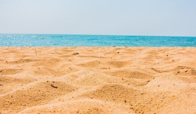 Una influencer vende arena “purificada” a 150 dólares: cómo es y qué trae (VIDEO)