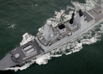 Un destructor lanzamisiles de Estados Unidos cruza el estrecho de Taiwán