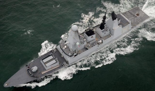 Un destructor lanzamisiles de Estados Unidos cruza el estrecho de Taiwán