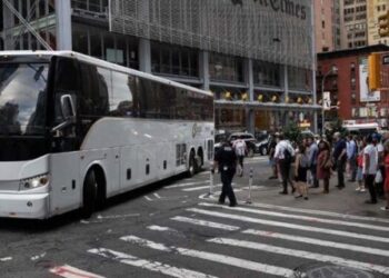 Autobuses con migrantes llegan a Nueva Jersey tras las restricciones en Nueva York