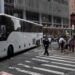 Autobuses con migrantes llegan a Nueva Jersey tras las restricciones en Nueva York