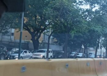 Fuerte retraso en la Av. Libertador por tarima frente a la Cantv este #23Ene (Videos)