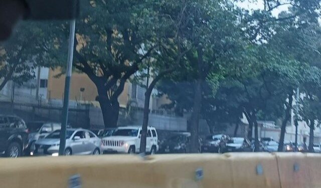 Fuerte retraso en la Av. Libertador por tarima frente a la Cantv este #23Ene (Videos)