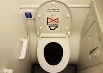 Pasajero quedó atrapado en el baño del avión durante todo el vuelo