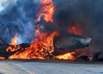 Impactante VIDEO: una avioneta se estrelló después de chocar contra cables de alta tensión