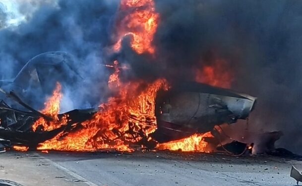 Impactante VIDEO: una avioneta se estrelló después de chocar contra cables de alta tensión