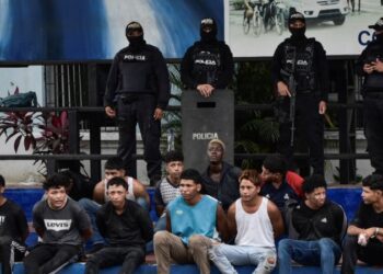 Ecuador despliega al ejército; al menos 70 detenidos acusados de terrorismo