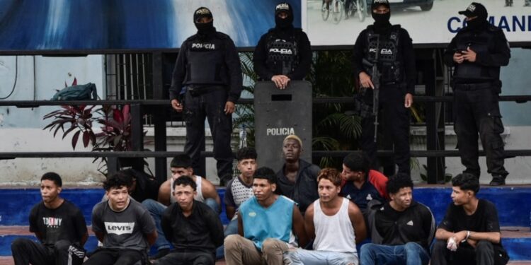 Ecuador despliega al ejército; al menos 70 detenidos acusados de terrorismo