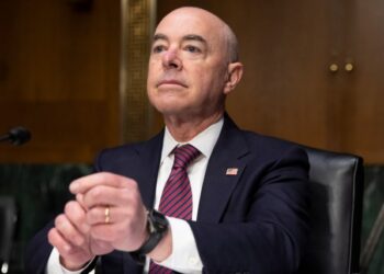 Republicanos impulsan juicio político contra Mayorkas por crisis migratoria en EEUU