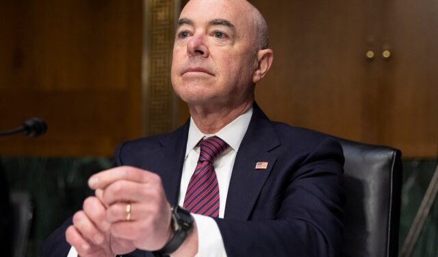 Republicanos impulsan juicio político contra Mayorkas por crisis migratoria en EEUU