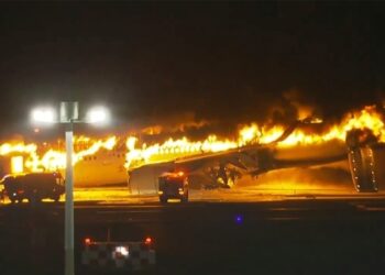 Avión se incendia en aeropuerto de Tokio tras chocar con otra nave, mayoría de pasajeros logra escapar