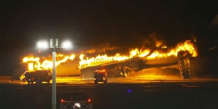 Avión se incendia en aeropuerto de Tokio tras chocar con otra nave, mayoría de pasajeros logra escapar