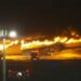 Avión se incendia en aeropuerto de Tokio tras chocar con otra nave, mayoría de pasajeros logra escapar
