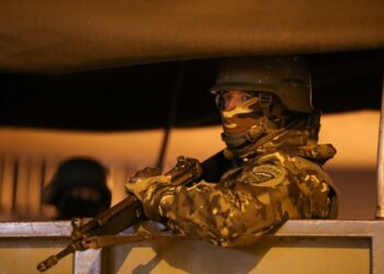 Militares de Ecuador ejecutan operaciones para recuperar el control de las cárceles
