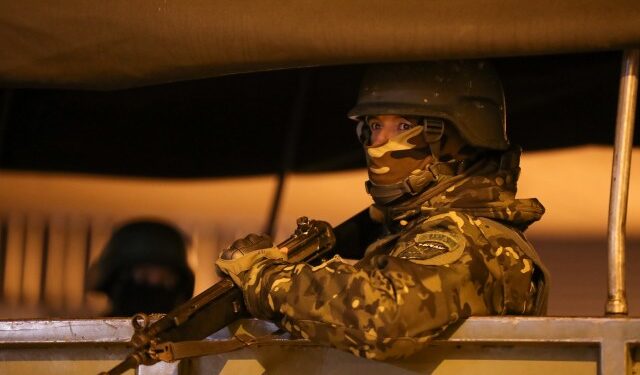 Militares de Ecuador ejecutan operaciones para recuperar el control de las cárceles