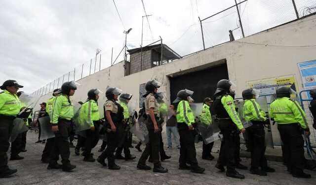 Confirmaron que 139 funcionarios en total fueron secuestrados en cinco cárceles de Ecuador