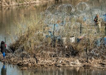 Autoridades de Texas arrestan a inmigrantes indocumentados en un parque de la ciudad de Eagle Pass en Texas.