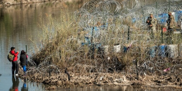 Autoridades de Texas arrestan a inmigrantes indocumentados en un parque de la ciudad de Eagle Pass en Texas.