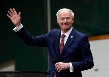 Exgobernador de Arkansas, Asa Hutchinson, abandona candidatura presidencial tras caucus de Iowa