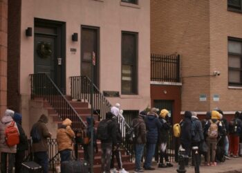La evacuacion de inmigrantes alojados temporalmente, genera caos en la ciudad de Nueva York.