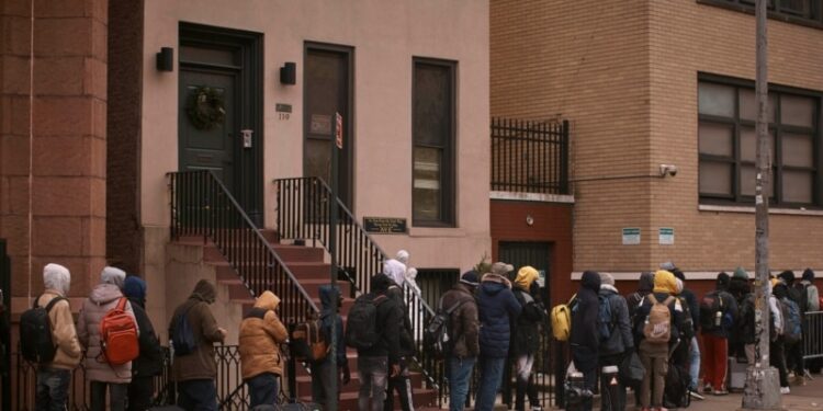 La evacuacion de inmigrantes alojados temporalmente, genera caos en la ciudad de Nueva York.