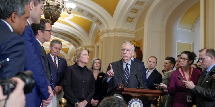 Negociadores del Senado de Estados Unidos trabajaban el lunes para reunir apoyo para un acuerdo sobre políticas fronterizas.