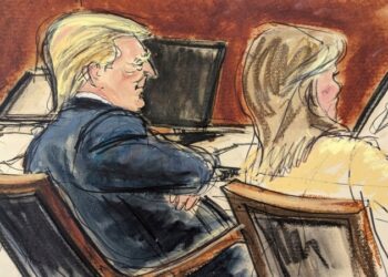 Juez amenaza con expulsar a Trump por no acatar orden de guardar silencio durante juicio