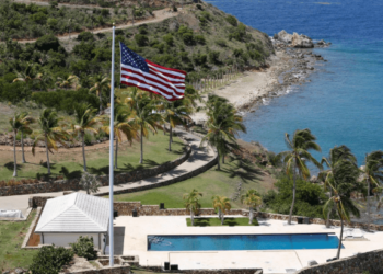 ¿Quiénes aparecen en los documentos desclasificados sobre Jeffrey Epstein y por qué?