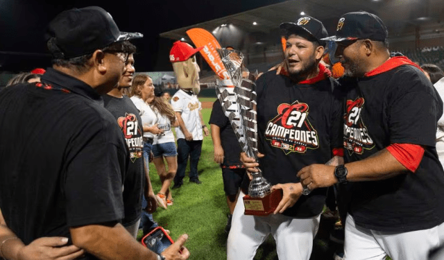 Yadier Molina y los Criollos de Caguas lograron el campeonato en Puerto Rico