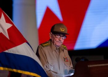 Raúl Castro defiende a dirigentes cubanos y su plan de ajustes económicos