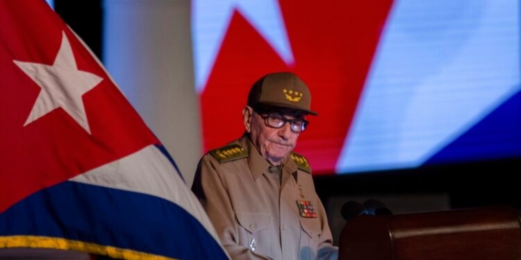 Raúl Castro defiende a dirigentes cubanos y su plan de ajustes económicos