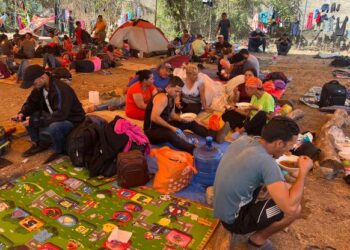 Caravana migrante, que incluye venezolanos, presiona por ayuda del gobierno de México