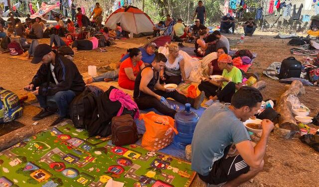 Caravana migrante, que incluye venezolanos, presiona por ayuda del gobierno de México