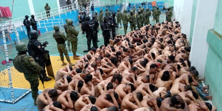 Ecuador: Militares y policías irrumpen en cárceles, anuncian liberación de funcionarios retenidos