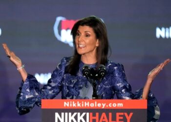 La exgobernadora de Carolina del Sur Nikki Haley prometió el martes permanecer en la carrera por la nominación presidencial republicana.