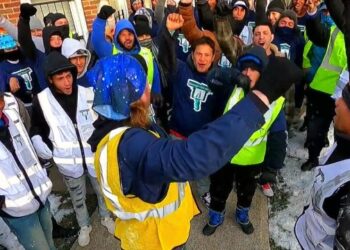 “Aquí hay 60 venezolanos”: hombre asumió la misión de ayudar a solicitantes de asilo en su edificio de Chicago