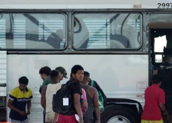 Nueva York demanda a empresas de autobuses por transportar inmigrantes desde Texas