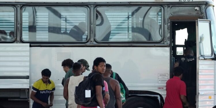 Nueva York demanda a empresas de autobuses por transportar inmigrantes desde Texas