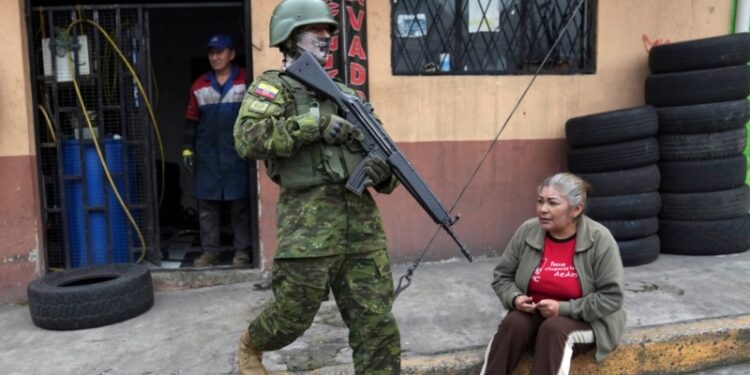 Unos 170 funcionarios penitenciarios siguen retenidos en cárceles de Ecuador