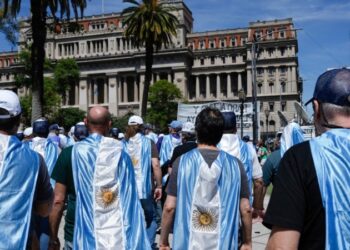 Milei busca negociar deuda con el FMI, los argentinos ¿están dispuestos al sacrificio?