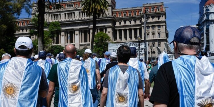 Milei busca negociar deuda con el FMI, los argentinos ¿están dispuestos al sacrificio?