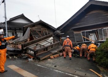 Rescatistas trabajan contrarreloj para hallar sobrevivientes tras potente sismo en Japón