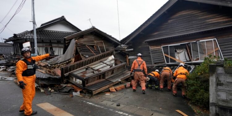 Rescatistas trabajan contrarreloj para hallar sobrevivientes tras potente sismo en Japón