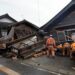 Rescatistas trabajan contrarreloj para hallar sobrevivientes tras potente sismo en Japón