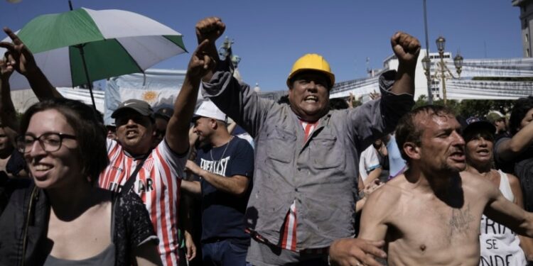 FMI baja previsiones de crecimiento en Latinoamérica por el impacto de crisis en Argentina