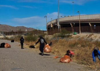 Tras un año de migración, voluntarios recogieron toneladas de basura en la frontera México-EEUU